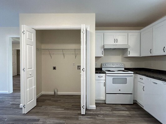 Building Photo - 2301 Lakeland Dr