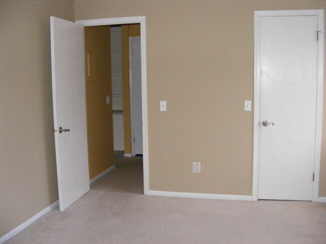 Building Photo - 8 Rollingwood Dr