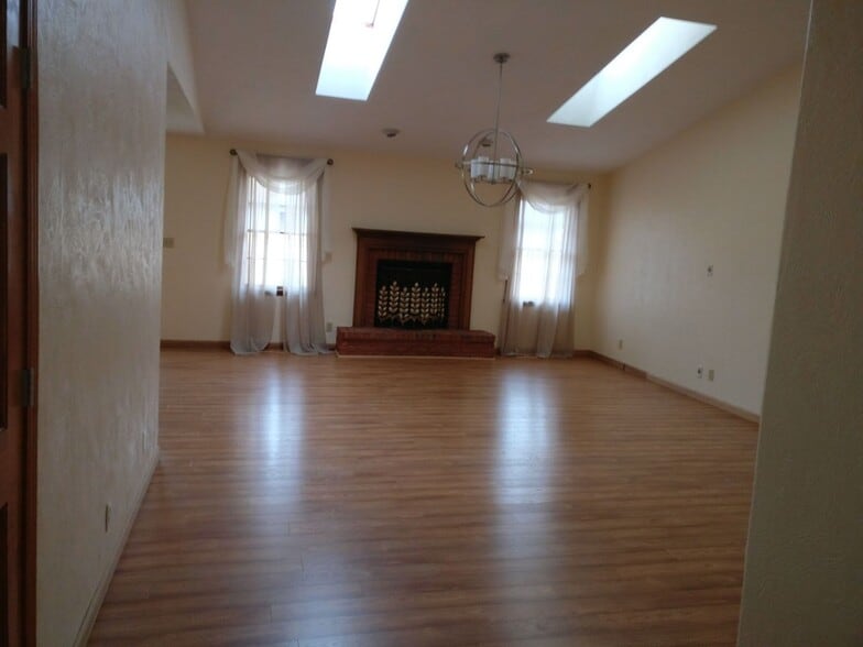 Building Photo - 8 Chavant Ct