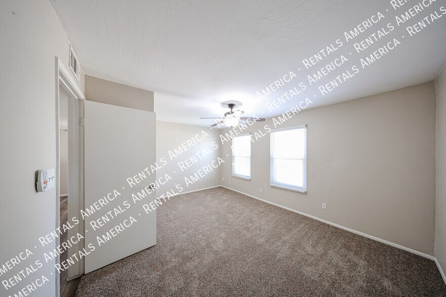 Building Photo - 4555 W Continental Dr