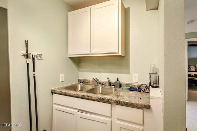 Building Photo - 619 E Nevada Ave