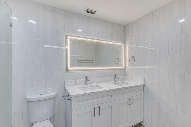 Building Photo - 1240 Summit Pl Cir