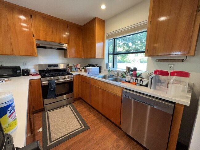 Building Photo - 3 bedroom North Davis townhome available f...