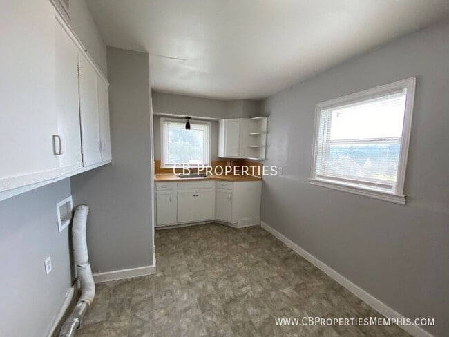 Building Photo - 4320 Bishop Hills Dr