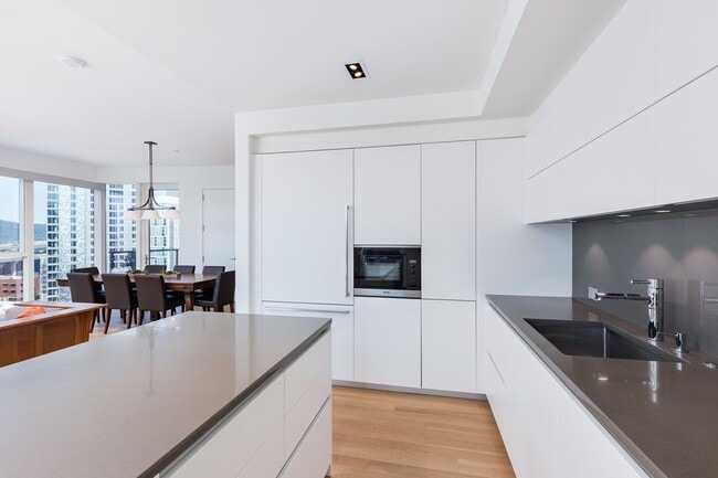 Building Photo - Modern Elegance at the Cosmopolitan on the Park