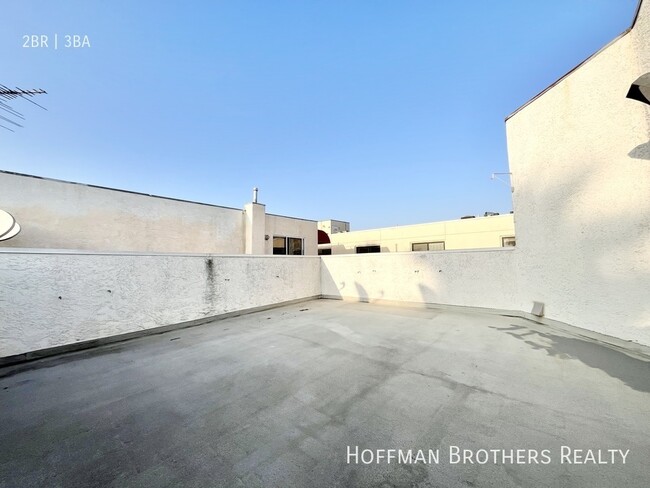 Building Photo - 11933 Goshen Ave, Los Angeles, 90049