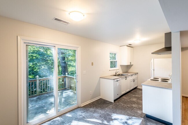 Building Photo - 138 Quince Ln