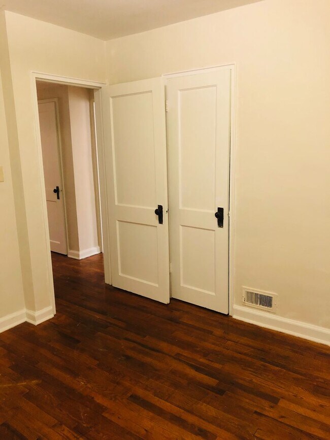 Building Photo - Adorable 3 bdrm/1 bath Home Located in Desirable West End!