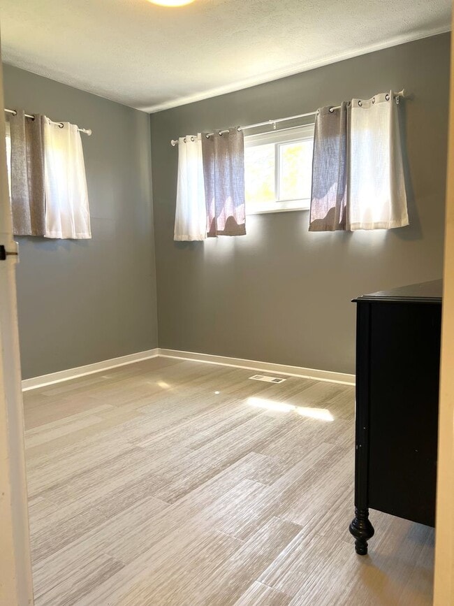 Building Photo - *Maryville 37804 - Charming 2 bedroom, 1 bath Brick Rancher with a 1-car garage - Call Adam Sharp...