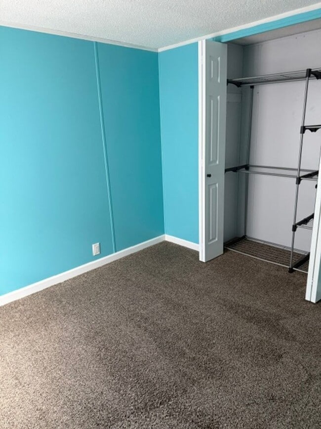 Building Photo - 2 Bedroom, 1 Bathroom Manufactured Home