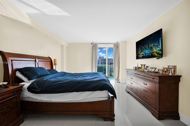 Building Photo - 100 Bayview Dr