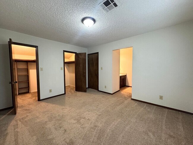 Building Photo - Gorgeous 3 bedroom 2.5 bathroom Duplex home!