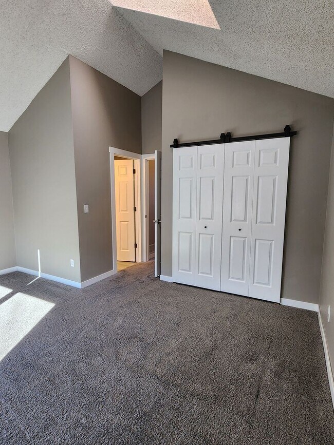 Building Photo - Beautiful Townhome at Monterey Community in Centennial!