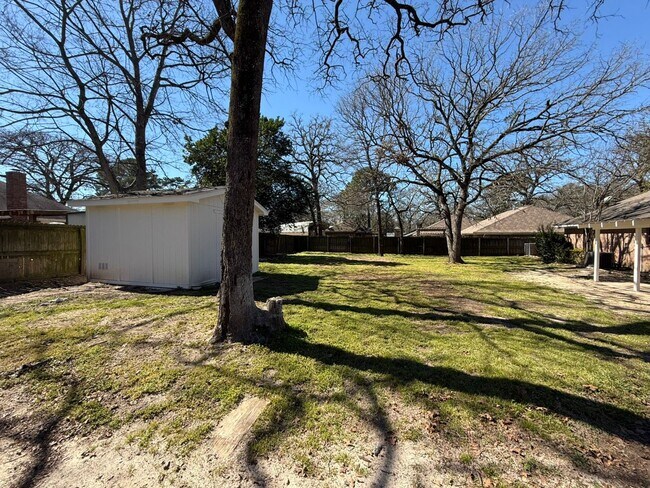 Building Photo - Available-Remodeled 3/2 with 4-Car Garage!