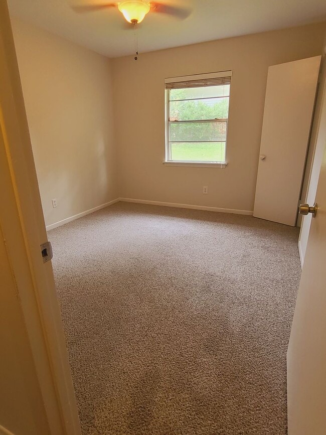 Building Photo - 3 Bedroom Mid-Century Rental