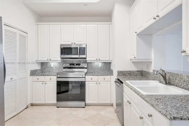 Building Photo - 888 Brickell Key Dr