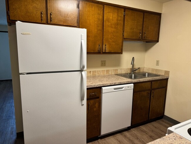 Building Photo - Large single level 2 bedroom 1 bath duplex in Springfield! MOVE IN SPECIAL!