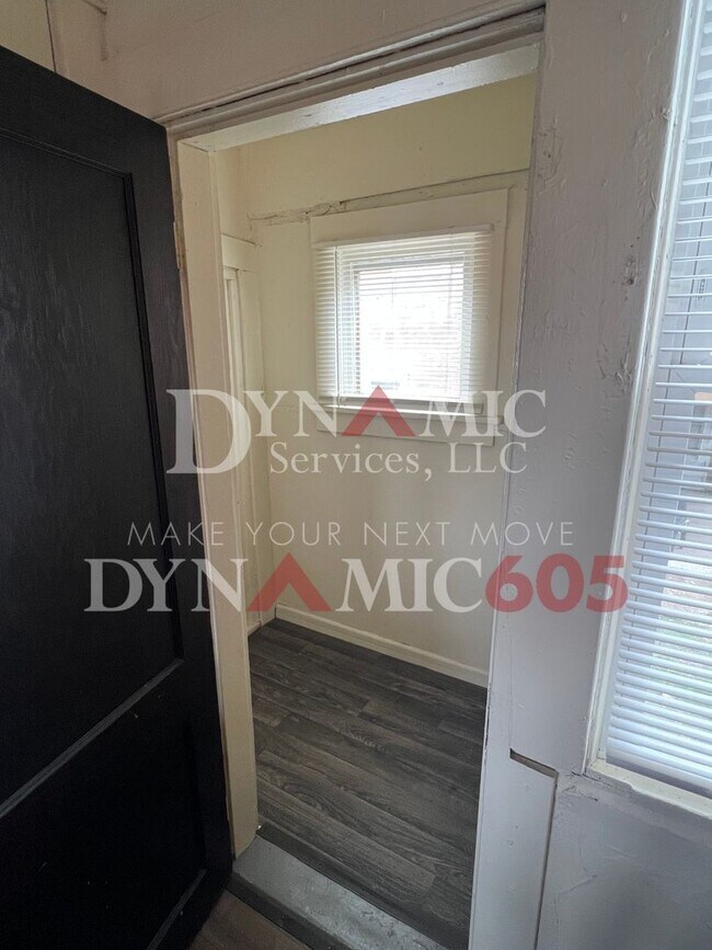 Building Photo - 3BR/1BA Single Family House For Rent