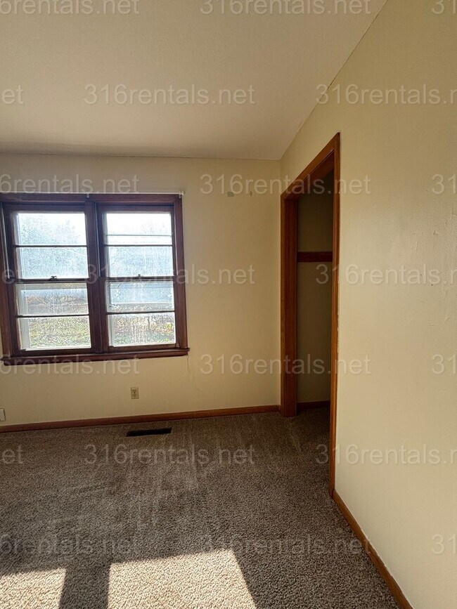 Building Photo - $1,100 - 3 bedroom 1 bathroom - Single Family Home