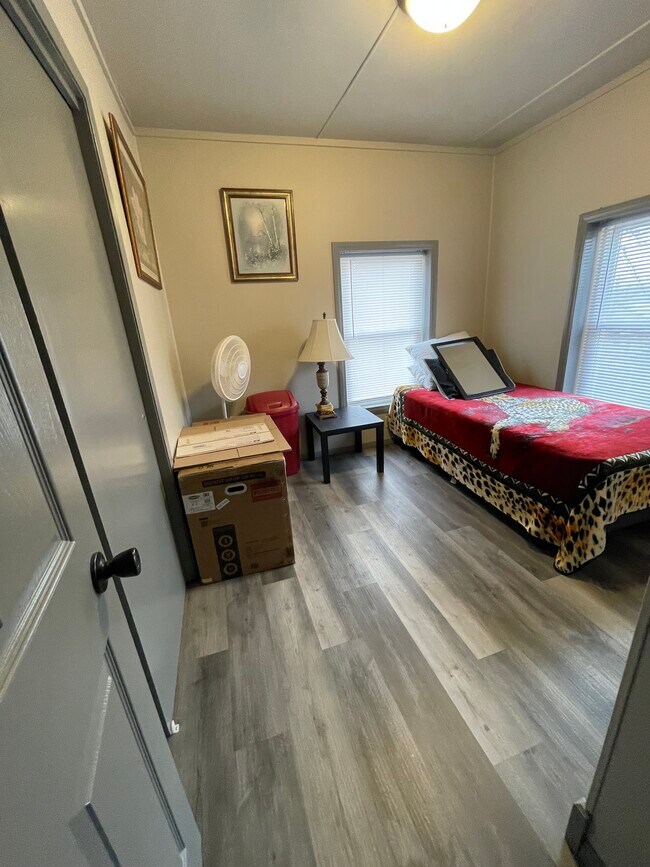 Building Photo - 324 Wilson St