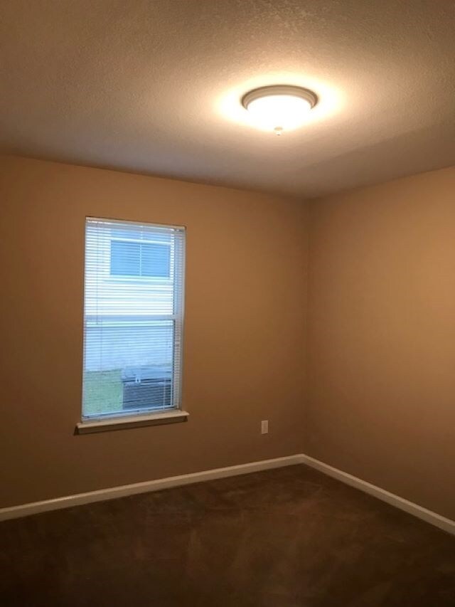 Building Photo - 2810 Dumont Dr