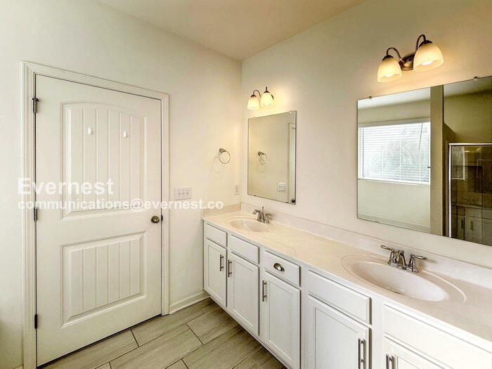 Building Photo - 4008 Park Crossings Dr