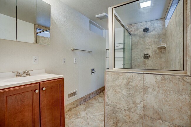 Building Photo - Home for Rent Near Willow Lake!