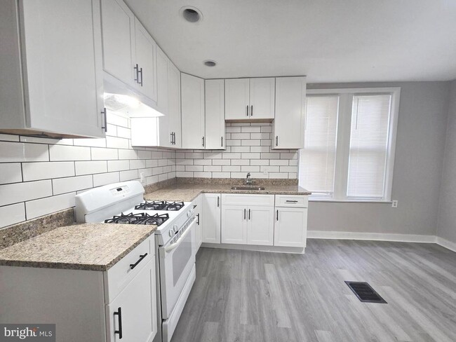 Building Photo - 5011 Larchwood Ave