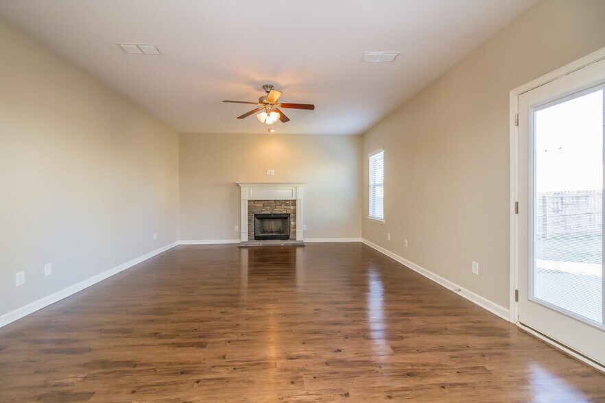 Building Photo - 8005 Lakota Ct