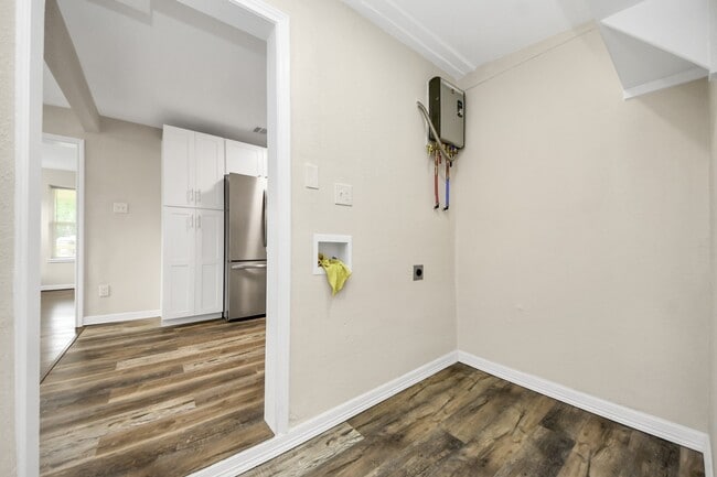 Building Photo - 608 Thomas Ave
