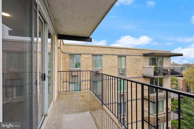 Building Photo - 3245 Rio Dr