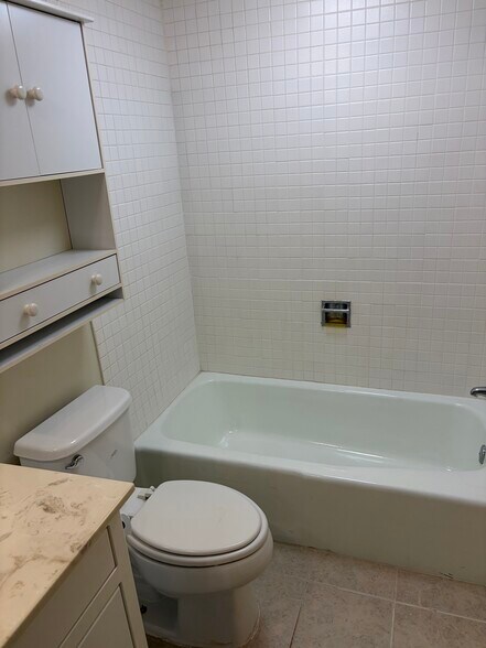 Building Photo - 6617 Poplar Ave