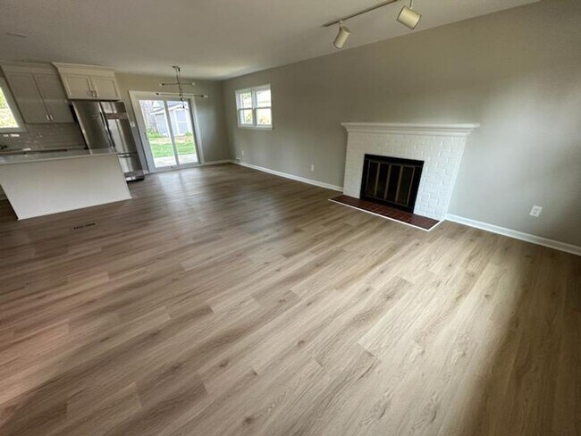 Building Photo - Immaculate 3 BD 2 BA Detached Home with Ga...