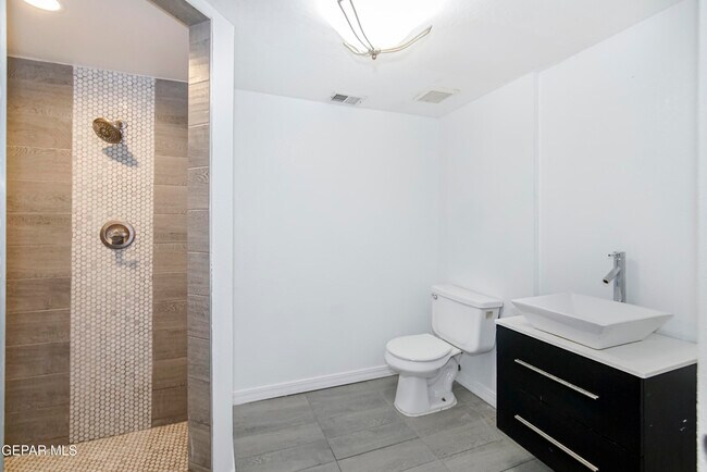 Building Photo - 908 Los Pinos Way