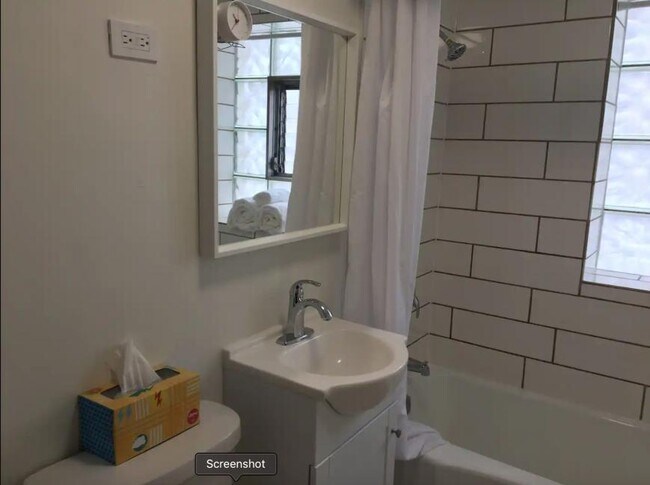 Building Photo - 1 bedroom in Chicago IL 60618