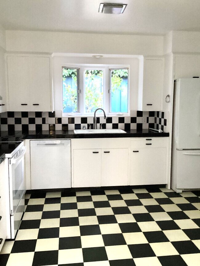 Building Photo - Beautifully Maintained Santa Barbara Home