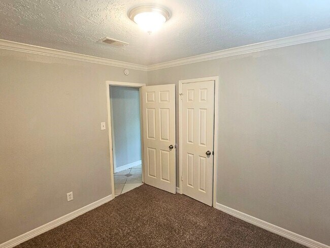 Building Photo - 9526 Golden Wood Ln