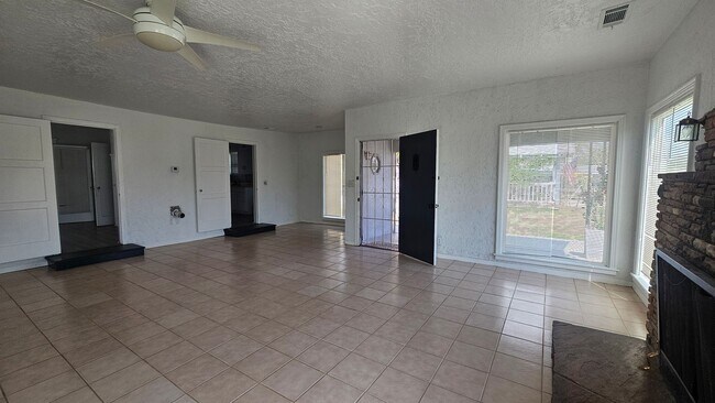 Building Photo - Charming house in Dinuba