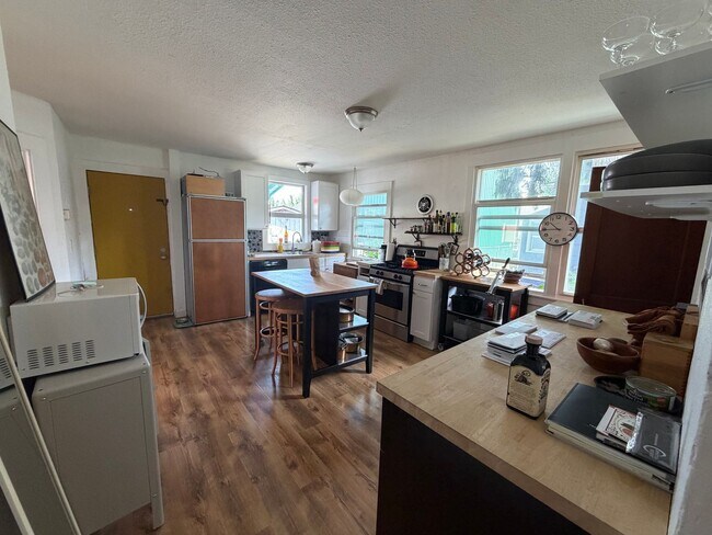 Building Photo - Charming 1,100 Sq Ft 2BR Home in South Park - Prime Seattle Location - Washer/Dryer in Unit!