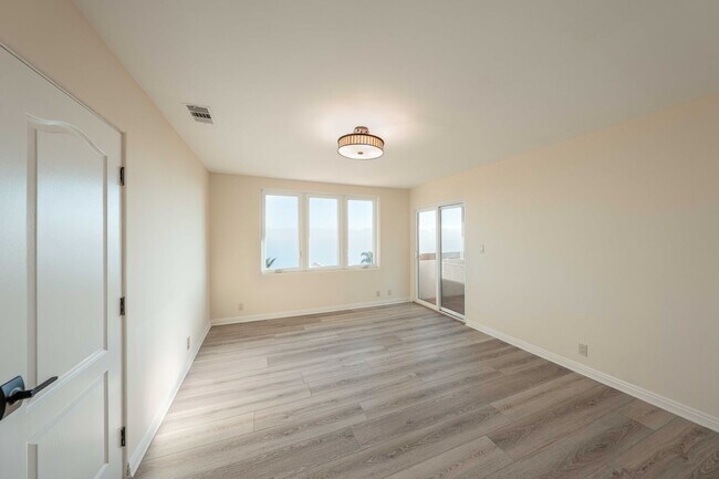 Building Photo - 3355 Palo Vista Dr