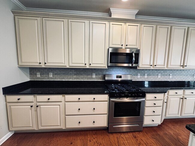 Building Photo - South AVL - Well Kept, Large Home with Garage