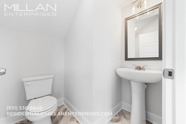 Building Photo - Spacious And Updated Home Featuring Open F...