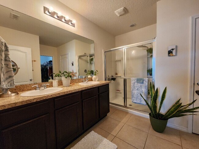 Building Photo - Beautifully 4-Bedroom, 2-Bath house in Lak...