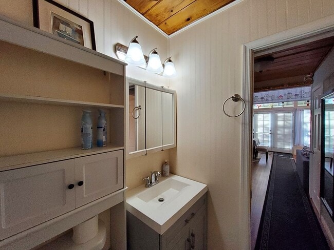 Building Photo - Adorable [furnished] - 2 Bed / 1 Bath A-Frame for Lease