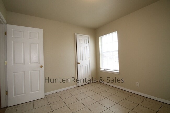 Building Photo - Spacious Duplex!