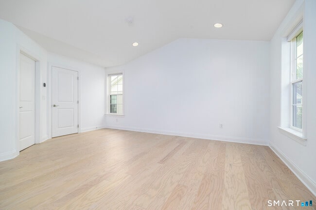 Building Photo - 15 E Cross Trail