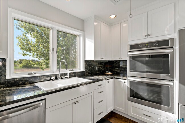 Building Photo - 1016 Fairfield Beach Rd