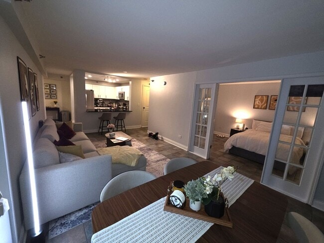 Building Photo - 345 N La Salle Dr