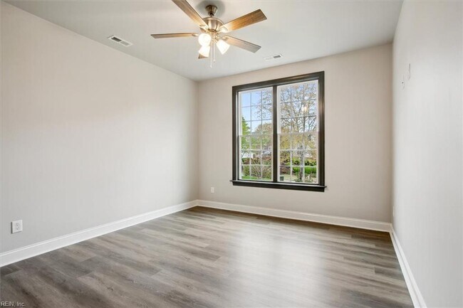 Building Photo - 3009 Ridge Dr