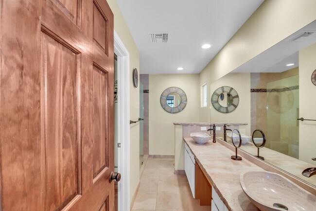 Building Photo - Pet Friendly, Fully Furnished Home in Keau...